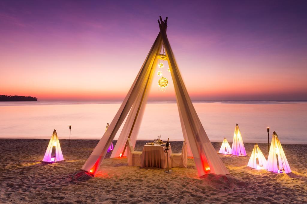 Dusit Thani Laguna Phuket Bãi biển Bang Tao Ngoại thất bức ảnh A beach tent at sunset