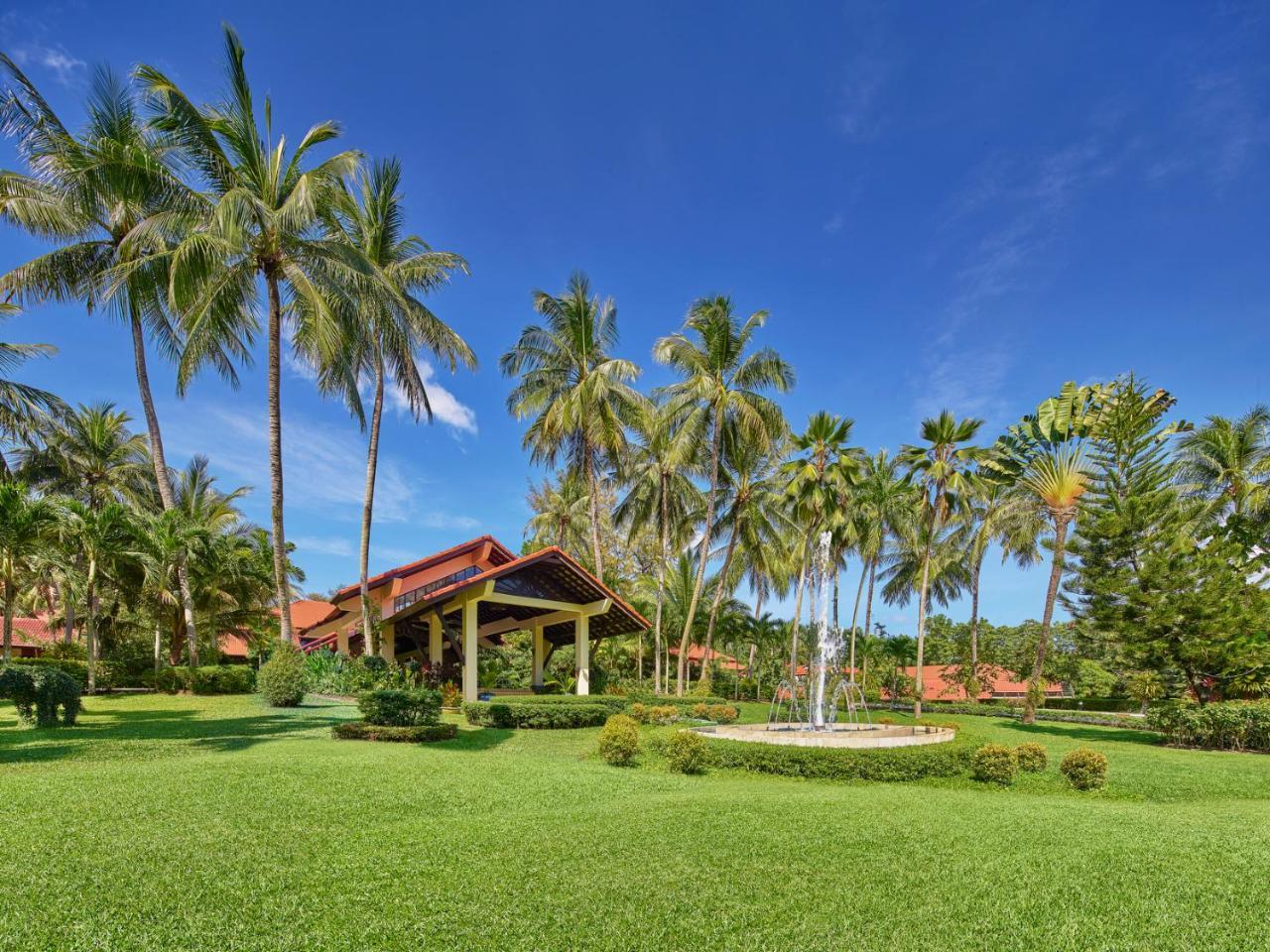 Dusit Thani Laguna Phuket Bãi biển Bang Tao Ngoại thất bức ảnh The resort's main lawn